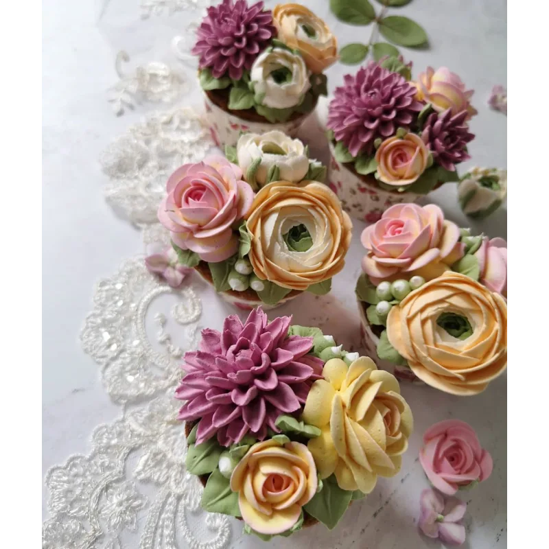 Видеоурок "Цветы из белкового крема" (Лариса Лазарева)