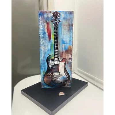 Высокий вертикальный торт «Гитара» (Кристина Дольник)