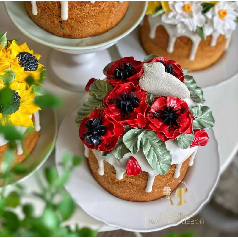 Кружевной кулич с цветами и пряничными голубями 2021 (Надежда Коломейцева)