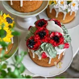 Кружевной кулич с цветами и пряничными голубями 2021 (Надежда Коломейцева)