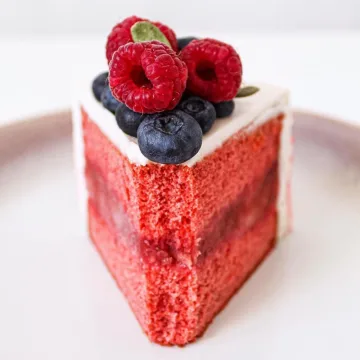 [Где торт?] Веган торт "Клубничный бархат" (Юлия Яровая)