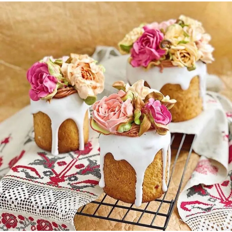 Кружевной кулич с цветами и пряничными голубями 2021 (Надежда Коломейцева)