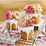 Кружевной кулич с цветами и пряничными голубями 2021 (Надежда Коломейцева)