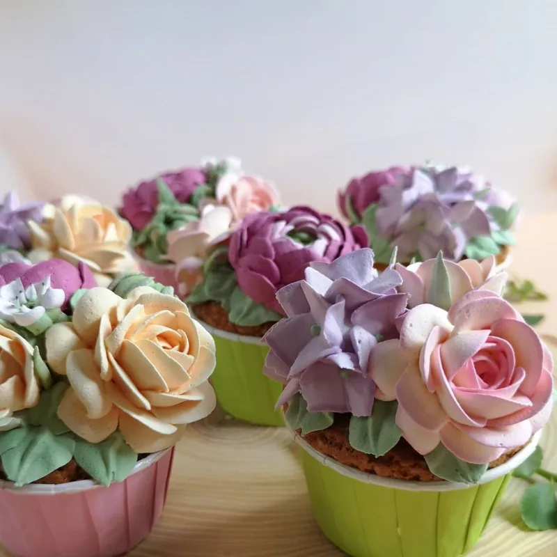 Видеоурок "Цветы из белкового крема" (Лариса Лазарева)