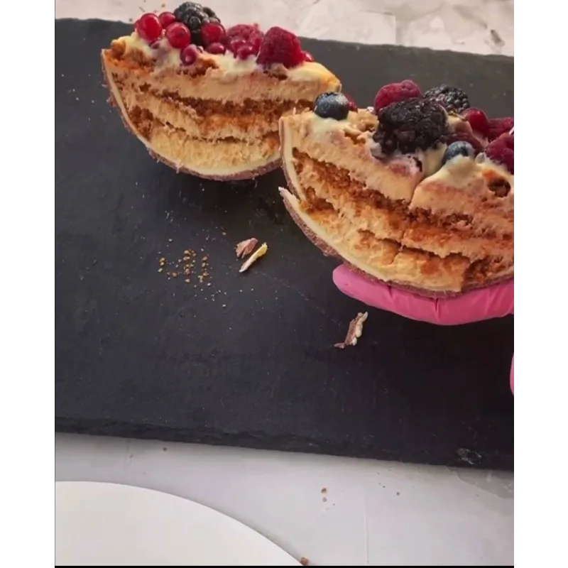 Шоколадное яйцо с начинкой «Медовик с кремом на топленой сметанке» (Камилла Хасмамедова)