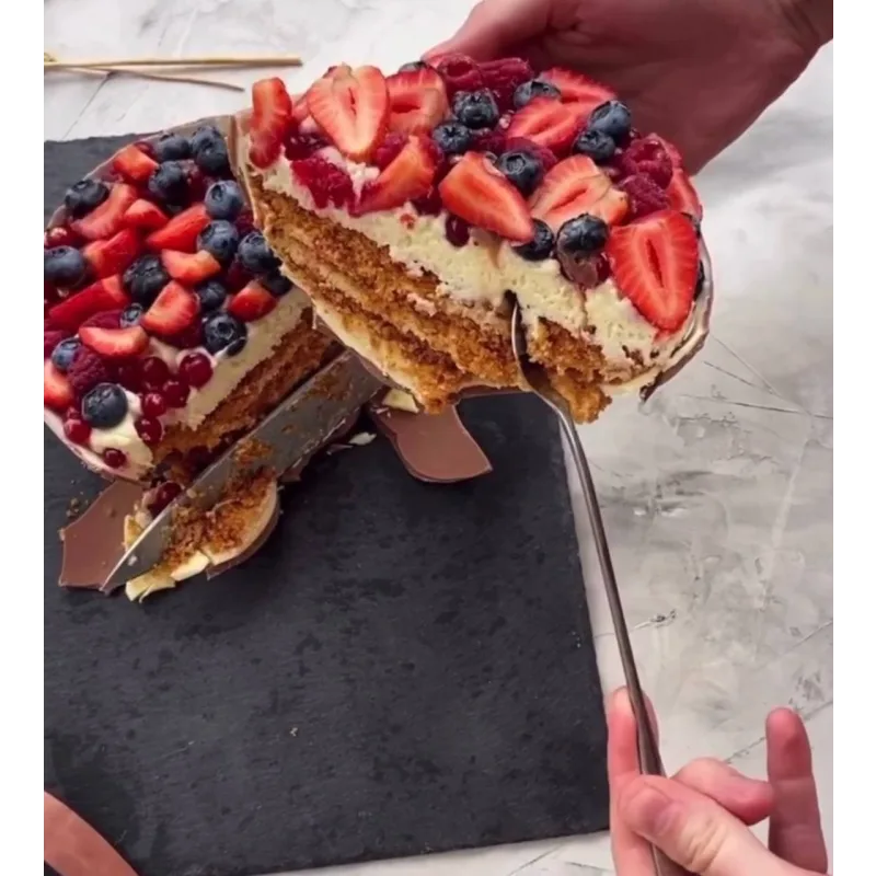 Шоколадное яйцо с начинкой «Медовик с кремом на топленой сметанке» (Камилла Хасмамедова)