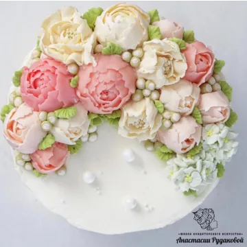 Видео урок «Пионы. Оформление торта кремовыми цветами в малазийской технике» (Анастасия Рудакова)