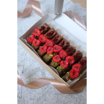 Фисташковые порционные чизкейки в бельгийском шоколаде с малиной (likaspoon)