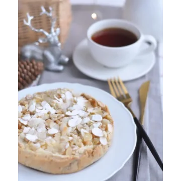 Пирог с грушей, дорблю, нежным кремом, кедровыми орешками и миндальными лепестками (tauluba)