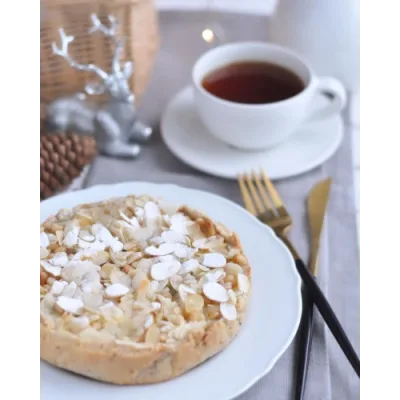 Пирог с грушей, дорблю, нежным кремом, кедровыми орешками и миндальными лепестками (tauluba)