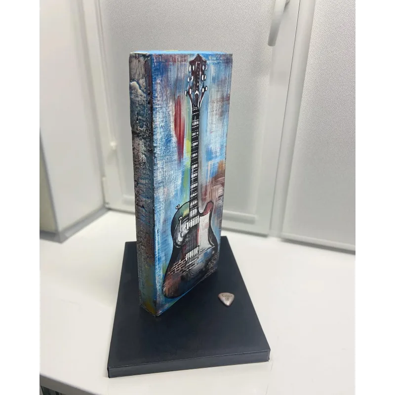 Высокий вертикальный торт «Гитара» (Кристина Дольник)